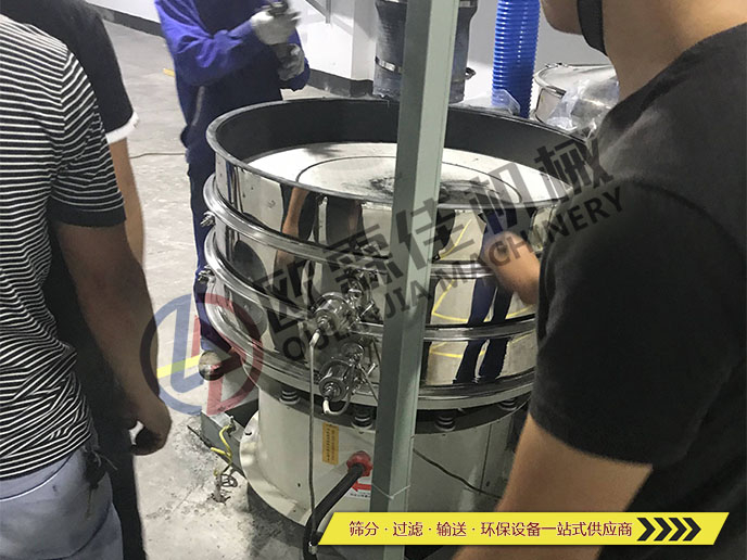 三元材料超聲波振動(dòng)篩篩分現(xiàn)場